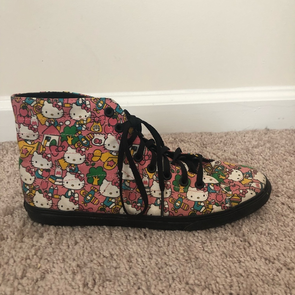 Limited Edition Hello Kitty Vans - Picture 3 of 4